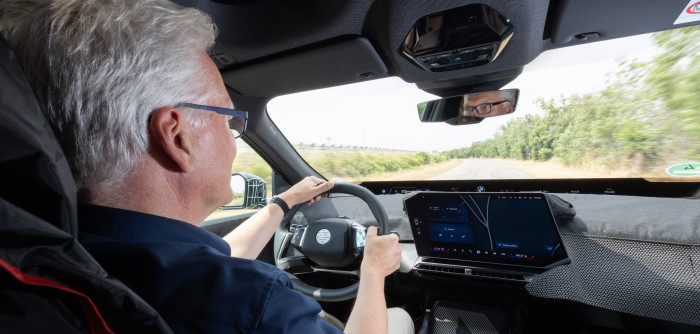 Eine Kamera unter dem Rückspiegel hat den Fahrer beim assistierten Fahren stets im Blick. (Bild: BMW)